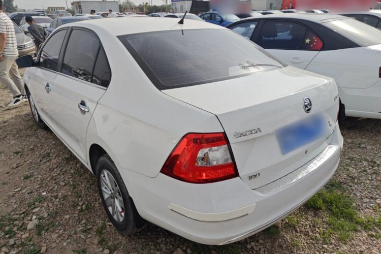Used Skoda Rapid 2016 1.6L Manual Front-Wheel-Drive Version Exterior 2