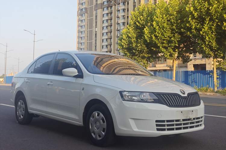 Used Skoda Rapid 2016 1.4L Manual Front-Wheel Drive Model Exterior 2