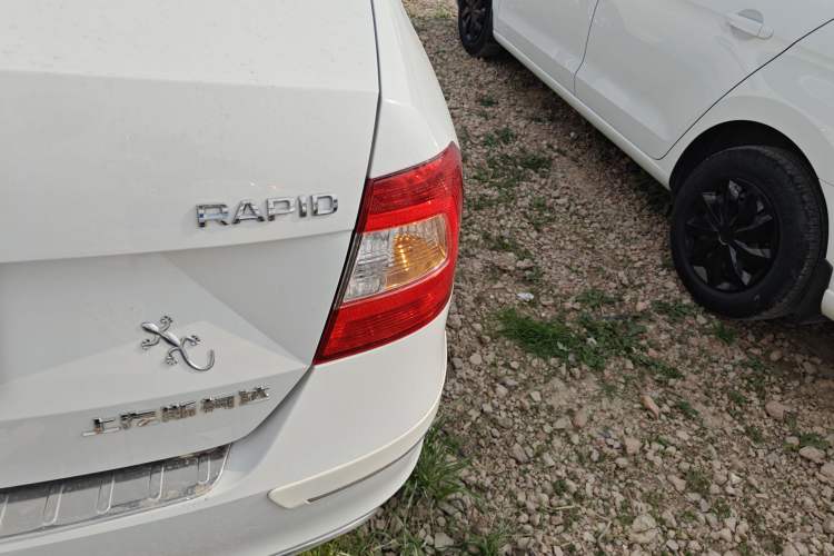 Used Skoda Rapid 2016 1.6L Manual Front-Wheel-Drive Version Exterior 3