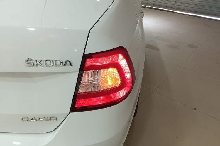 Used Skoda Rapid 2016 1.6L Automatic Chuanxing Edition Exterior 3