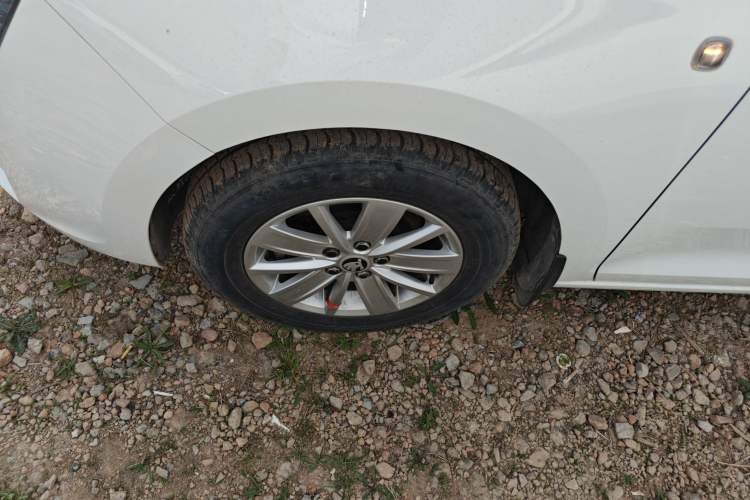 Used Skoda Rapid 2016 1.6L Manual Front-Wheel-Drive Version Exterior 4