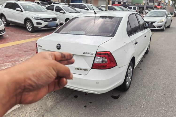 Used Skoda Rapid 2016 1.6L Automatic Front-Wheel Drive Model Exterior 5