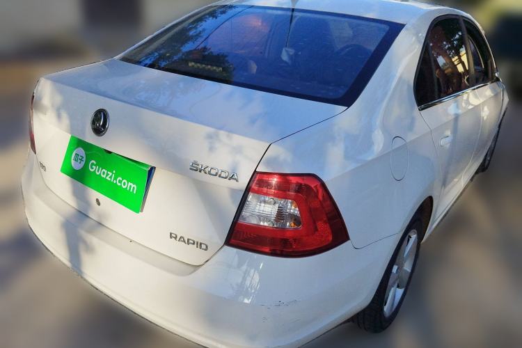 Used Skoda Rapid 2016 1.6L Manual Front-Wheel-Drive Version Exterior 5