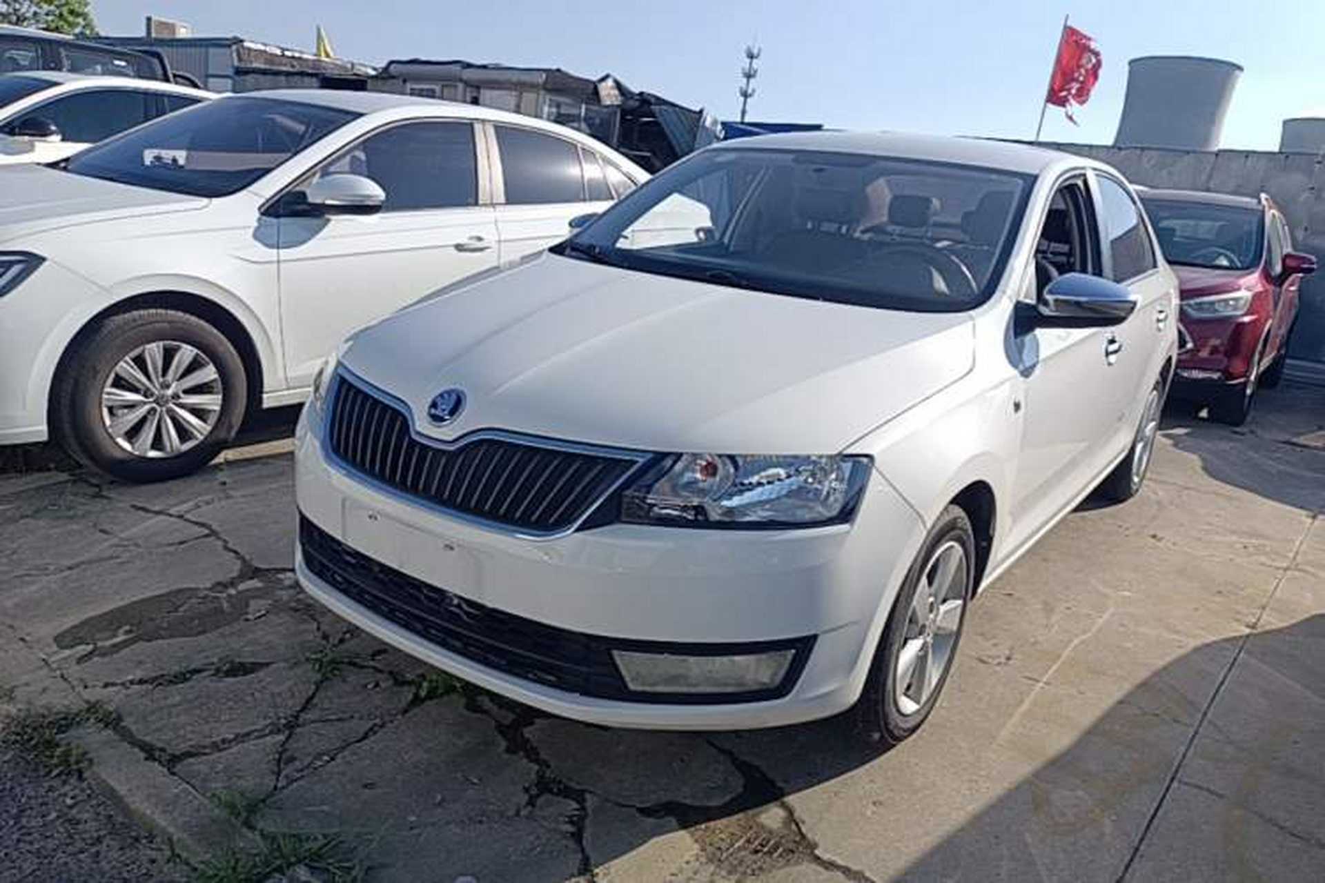 Used Skoda Rapid 2016 1.6L Manual Front-Wheel-Drive Version Front Left 45 Deg