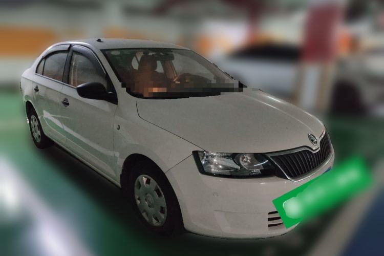 Used Skoda Rapid 2016 1.6L Manual Front-Wheel-Drive Version Front Right 45 Deg