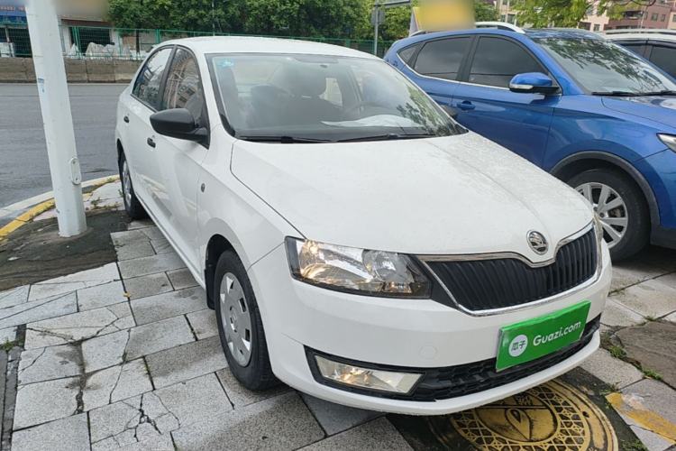 Used Skoda Rapid 2016 1.6L Manual Front-Wheel-Drive Version Front Right 45 Deg