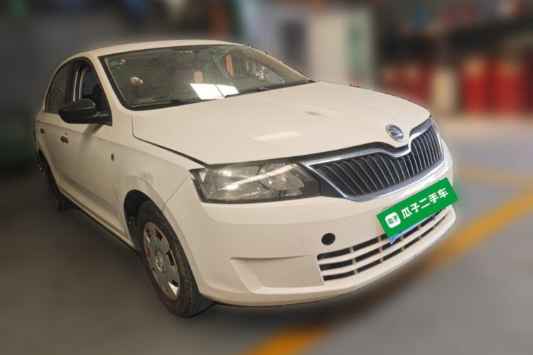 Used Skoda Rapid 2016 1.6L Manual Front-Wheel-Drive Version Front Right 45 Deg