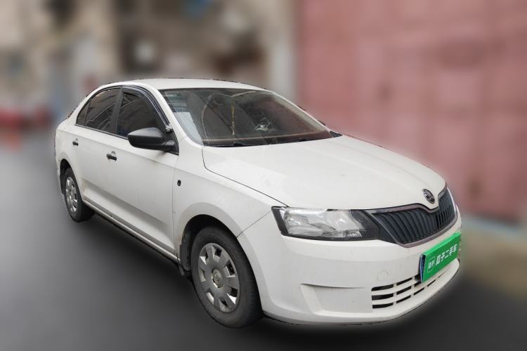 Used Skoda Rapid 2016 1.6L Manual Front-Wheel-Drive Version Front Right 45 Deg
