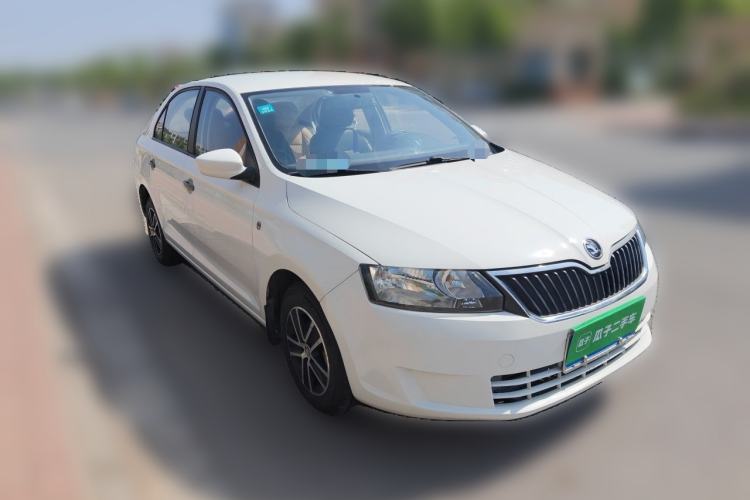 Used Skoda Rapid 2016 1.6L Manual Front-Wheel-Drive Version Front Right 45 Deg