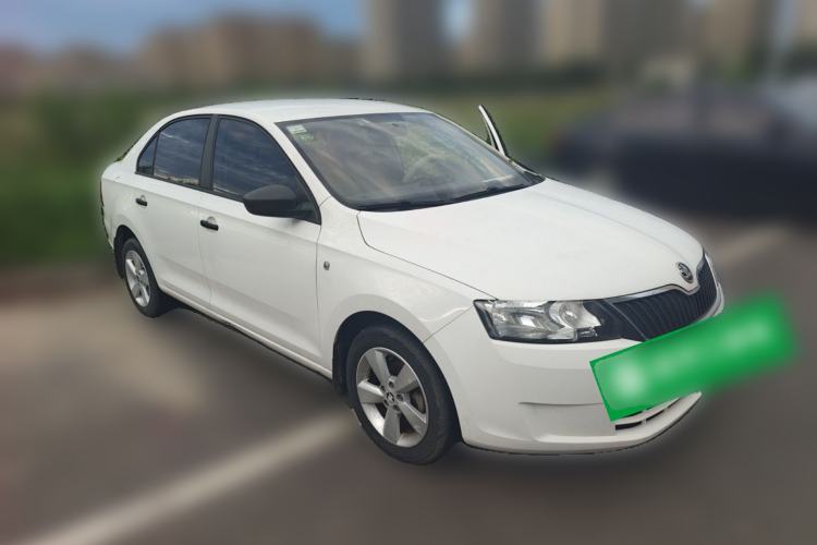 Used Skoda Rapid 2016 1.6L Manual Front-Wheel-Drive Version Front Right 45 Deg