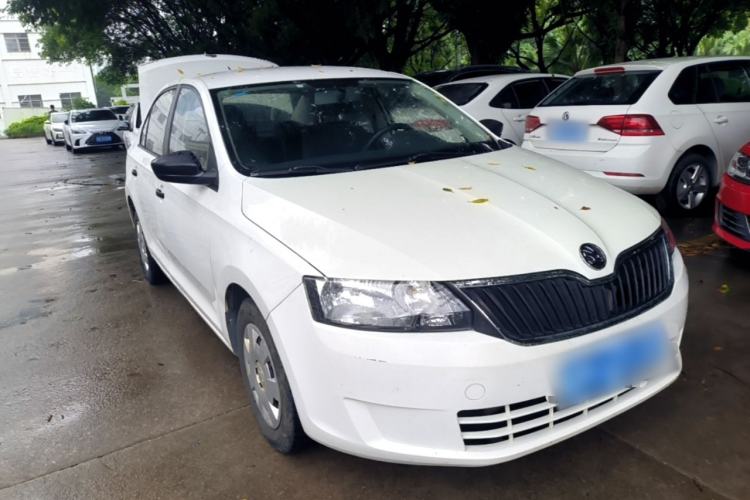 Used Skoda Rapid 2016 1.6L Manual Front-Wheel-Drive Version Front Right 45 Deg