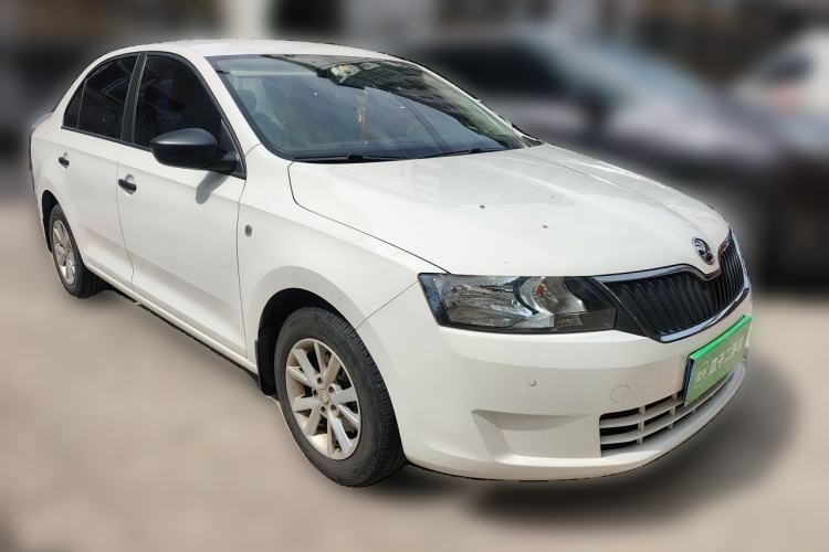 Used Skoda Rapid 2016 1.6L Manual Front-Wheel-Drive Version Front Right 45 Deg