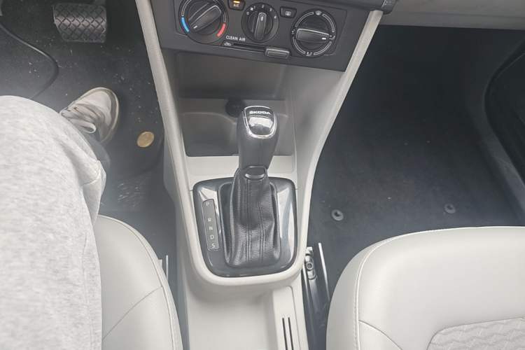 Used Skoda Rapid 2016 1.6L Automatic Chuanxing Edition Gear Lever
