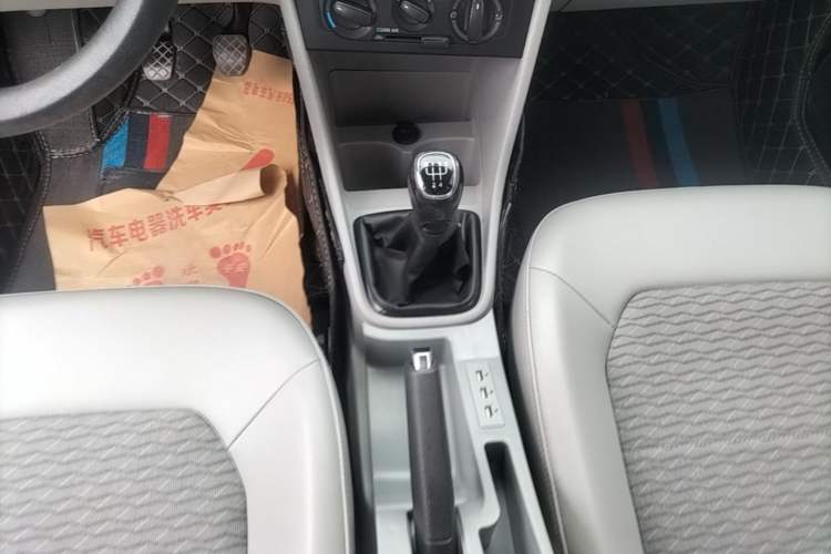 Used Skoda Rapid 2016 1.6L Manual Trend Edition Gear Lever