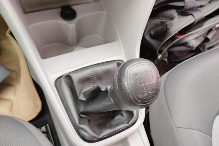 Used Skoda Rapid 2016 1.6L Manual Front-Wheel-Drive Version Gear Lever
