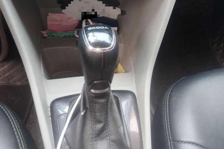 Used Skoda Rapid 2016 1.6L Automatic Front-Wheel Drive Model Gear Lever