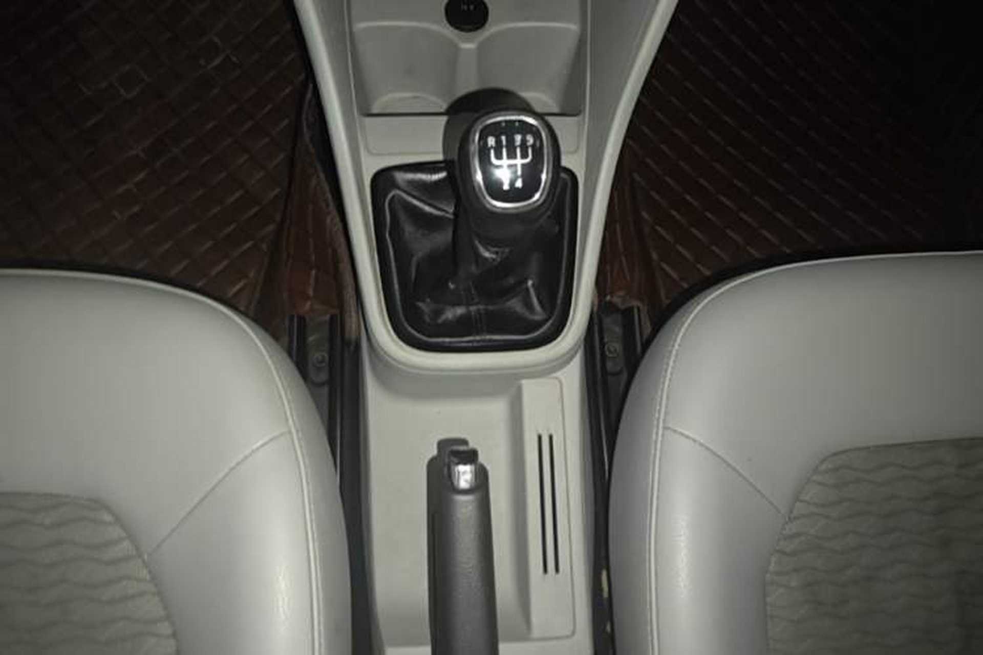Used Skoda Rapid 2016 1.6L Manual Trend Edition Gear Lever