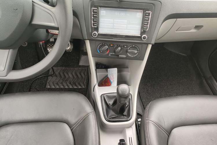 Used Skoda Rapid 2016 1.6L Manual Front-Wheel-Drive Version Gear Lever
