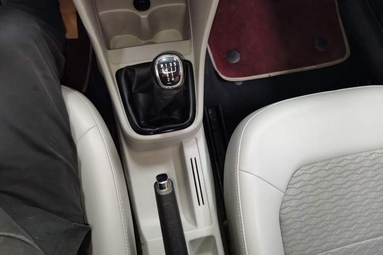 Used Skoda Rapid 2016 1.6L Manual Trend Edition Gear Lever