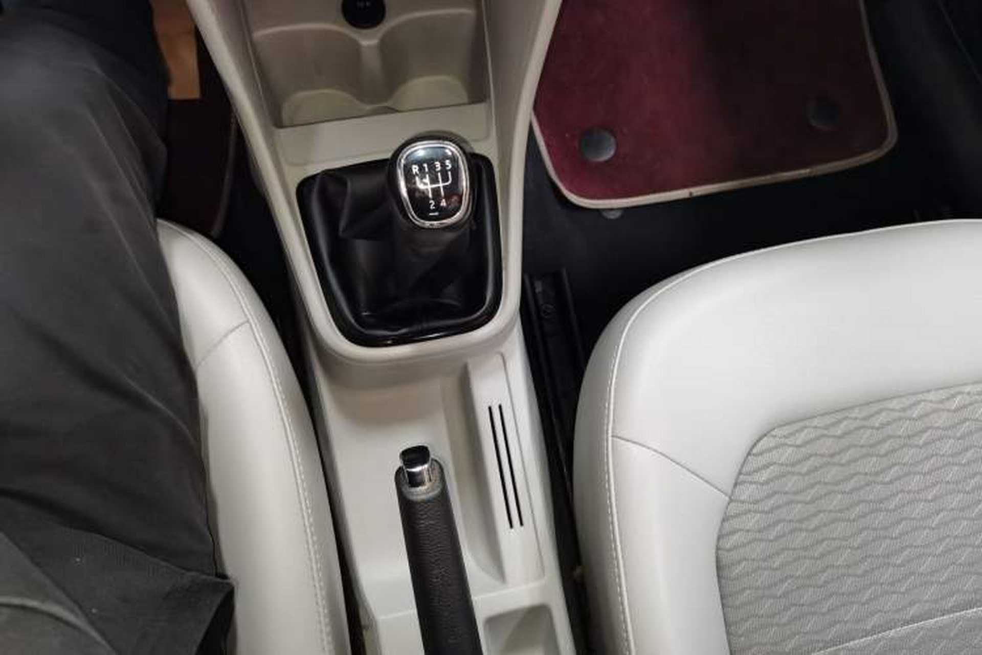 Used Skoda Rapid 2016 1.6L Manual Trend Edition Gear Lever