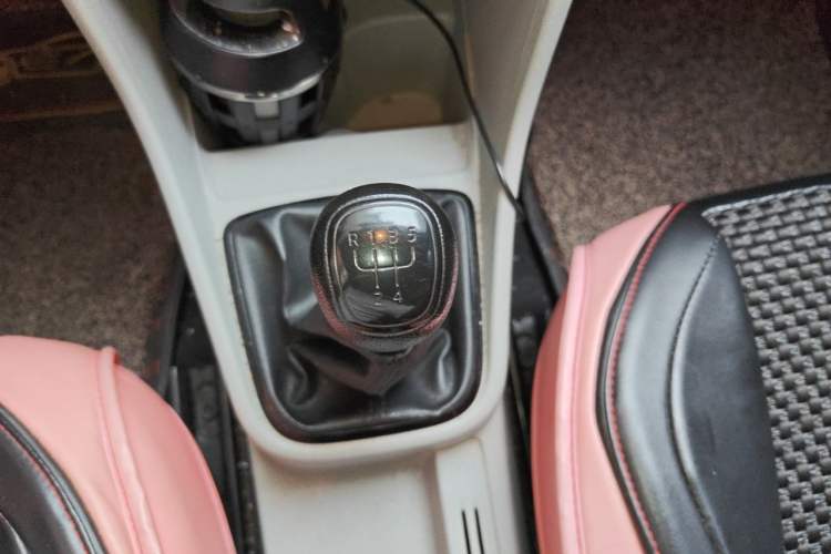 Used Skoda Rapid 2016 1.6L Manual Front-Wheel-Drive Version Gear Lever