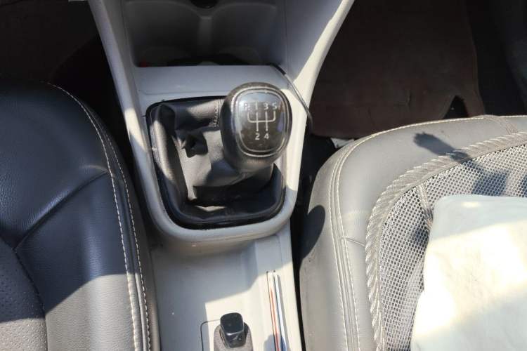 Used Skoda Rapid 2016 1.6L Manual Front-Wheel-Drive Version Gear Lever