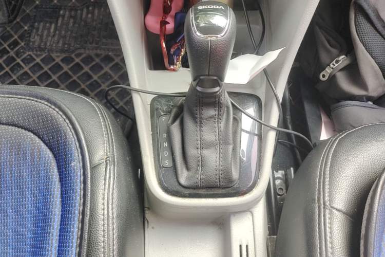 Used Skoda Rapid 2016 1.6L Automatic Front-Wheel Drive Model Gear Lever