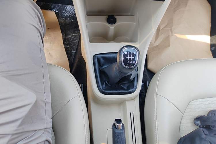 Used Skoda Rapid 2016 1.6L Manual Trend Edition Gear Lever