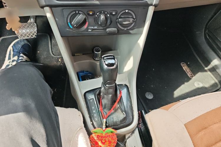 Used Skoda Rapid 2016 1.6L Automatic Front-Wheel Drive Model Gear Lever