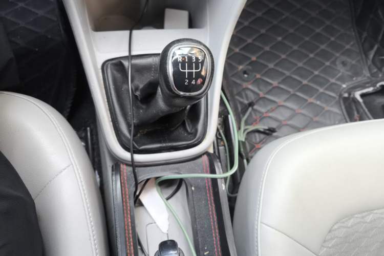 Used Skoda Rapid 2016 1.6L Manual Trend Edition Gear Lever