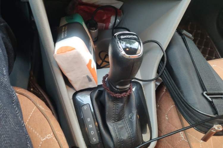 Used Skoda Rapid 2016 1.6L Automatic Front-Wheel Drive Model Gear Lever