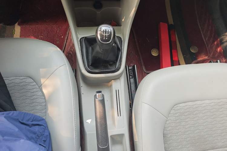 Used Skoda Rapid 2016 1.6L Manual Trend Edition Gear Lever