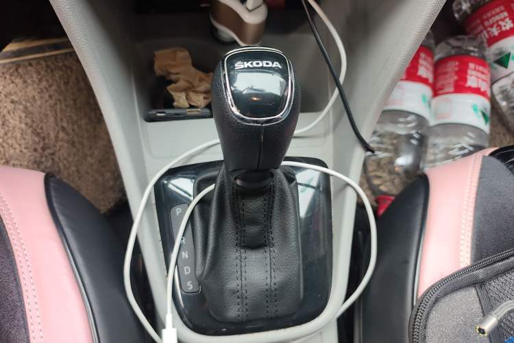 Used Skoda Rapid 2016 1.6L Automatic Front-Wheel Drive Model Gear Lever