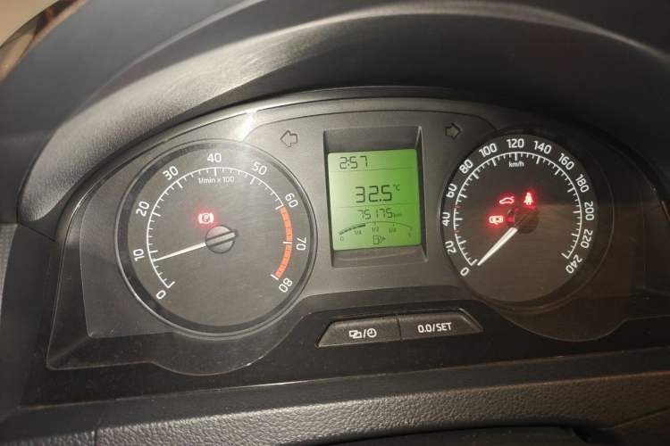 Used Skoda Rapid 2016 1.6L Manual Front-Wheel-Drive Version Instrument Cluster