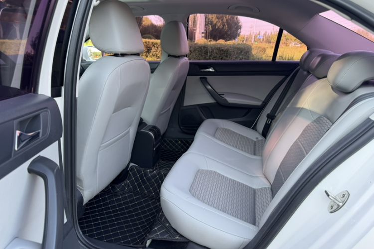 Used Skoda Rapid 2016 1.6L Manual Trend Edition Interior 1