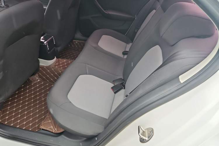 Used Skoda Rapid 2016 1.6L Automatic Front-Wheel Drive Model Interior 1