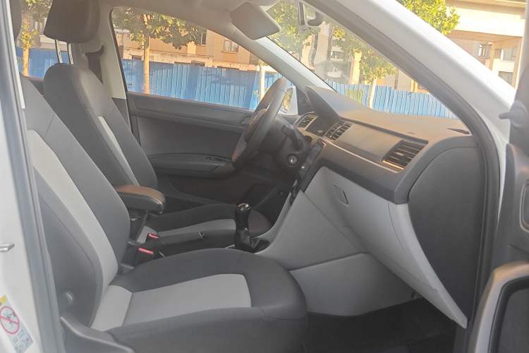 Used Skoda Rapid 2016 1.4L Manual Front-Wheel Drive Model Interior 2