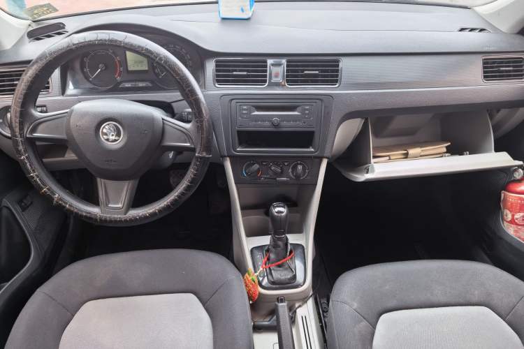 Used Skoda Rapid 2016 1.6L Automatic Front-Wheel Drive Model Interior 3