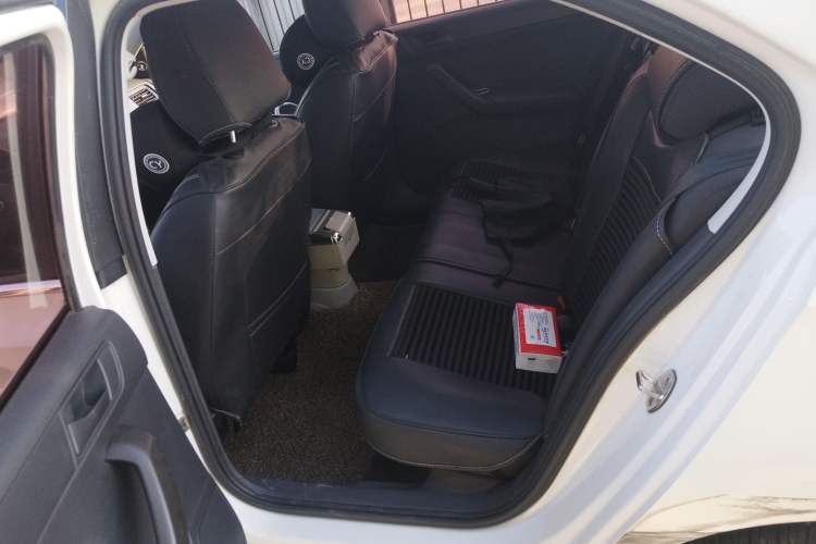 Used Skoda Rapid 2016 1.6L Manual Front-Wheel-Drive Version Interior 4