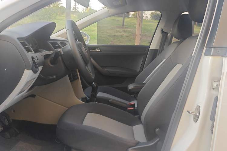 Used Skoda Rapid 2016 1.4L Manual Front-Wheel Drive Model Interior 5