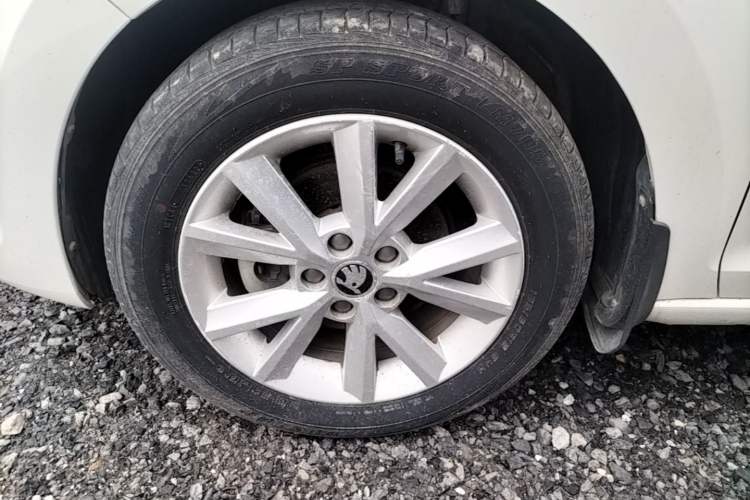 Used Skoda Rapid 2016 1.6L Manual Trend Edition Left Front Wheel Hub