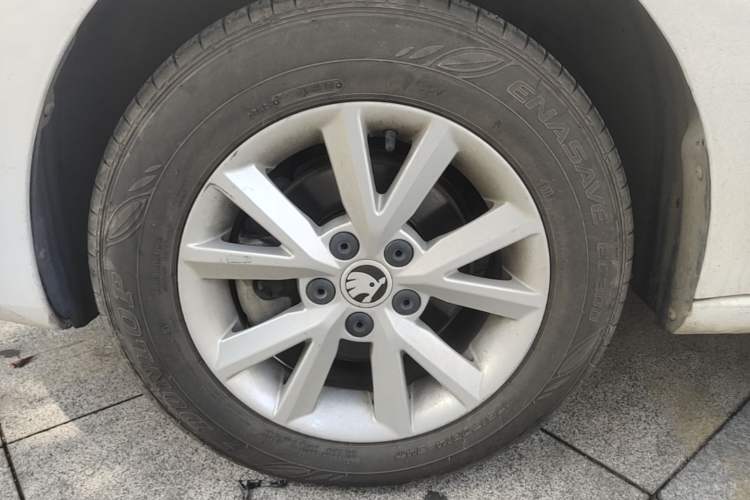 Used Skoda Rapid 2016 1.6L Automatic Front-Wheel Drive Model Left Front Wheel Hub