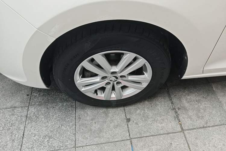 Used Skoda Rapid 2016 1.4L Manual Front-Wheel Drive Model Left Front Wheel Hub