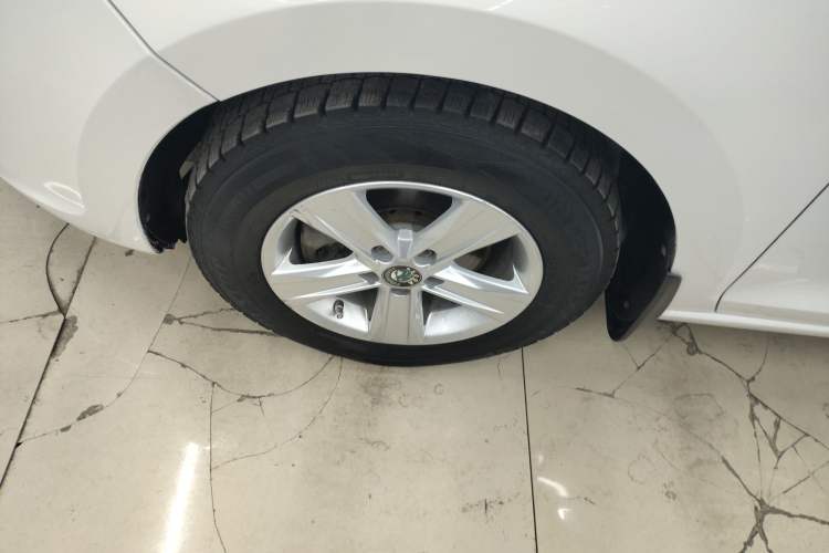Used Skoda Rapid 2016 1.6L Automatic Front-Wheel Drive Model Left Front Wheel Hub