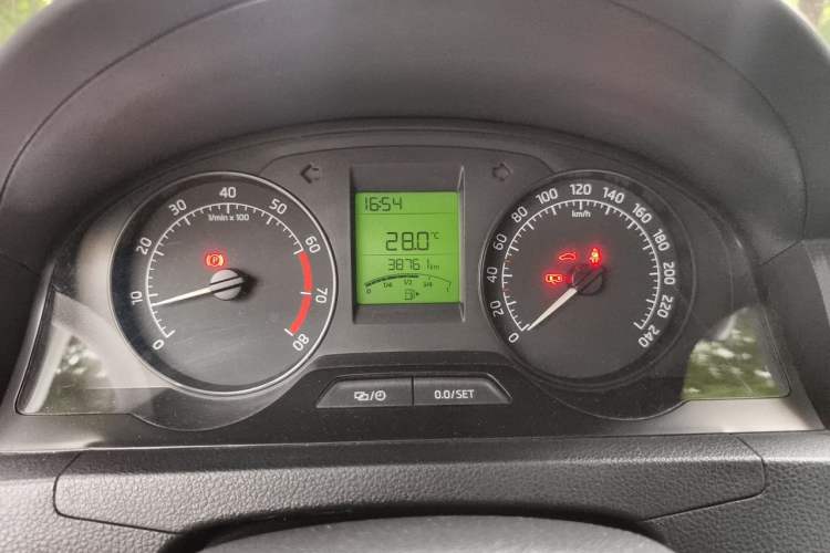 Used Skoda Rapid 2016 1.6L Manual Front-Wheel-Drive Version Odometer Close Up
