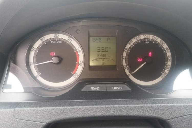Used Skoda Rapid 2016 1.6L Automatic Front-Wheel Drive Model Odometer Close Up