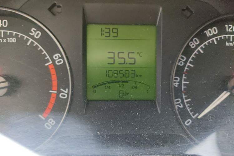 Used Skoda Rapid 2016 1.6L Manual Front-Wheel-Drive Version Odometer Close Up