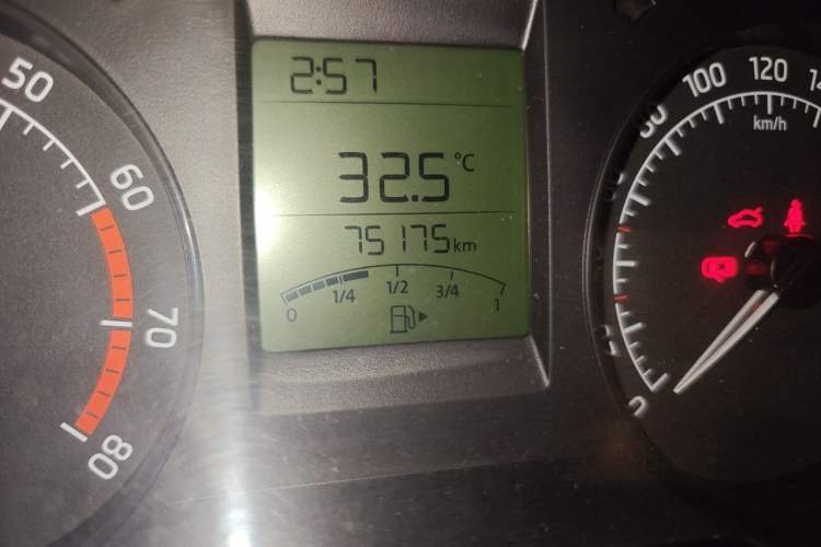 Used Skoda Rapid 2016 1.6L Manual Front-Wheel-Drive Version Odometer Close Up