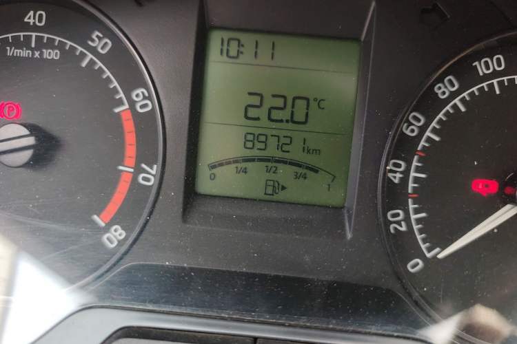 Used Skoda Rapid 2016 1.6L Manual Front-Wheel-Drive Version Odometer Close Up