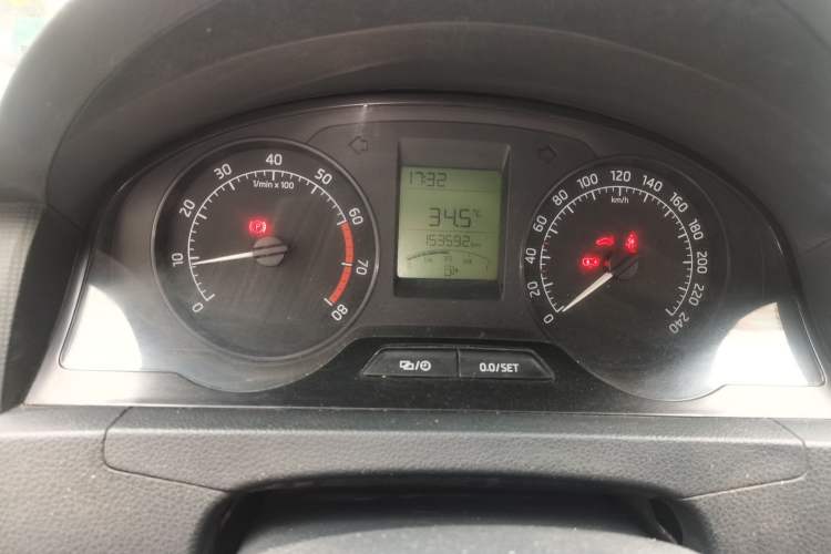Used Skoda Rapid 2016 1.6L Manual Front-Wheel-Drive Version Odometer Close Up